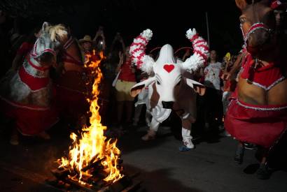 Festival de Parintins 2025: Ladainha do Boi Garantido toma as ruas de Parintins em celebrao de f e tradio