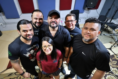 Critical Age faz show em homenagem a Renato Russo, no Largo de So Sebastio