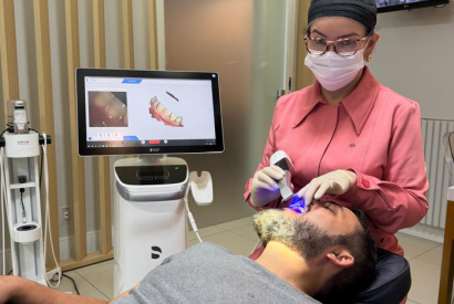 Dra. Taty Suky, dentista especializada em prtese, coordena parque tecnolgico que fabrica peas dentrias diretamente no consultrio