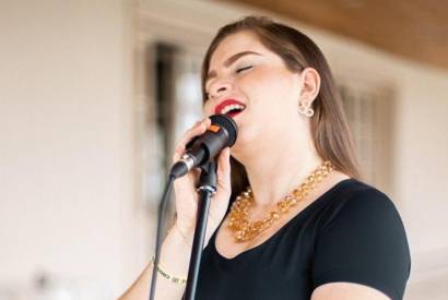 Kelen Maia se apresenta no Plaza Gormet neste domingo