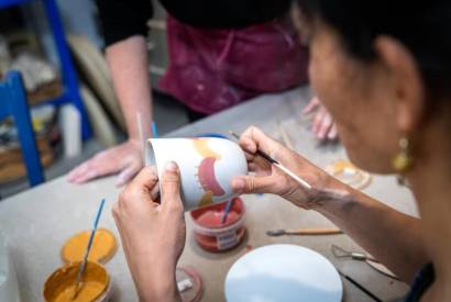 Oficina de cer�mica e show de Raidi Rebello marcam programa��o de Dia das M�es no Millennium Shopping