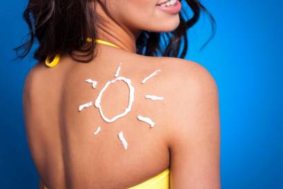 Do protetor solar � �gua micelar: o que n�o pode faltar na necessaire de skincare para o Festival de Parintins