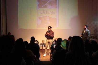 Com performance teatral, livro 'O Meu Eu Imperfeito' � lan�ado no Casar�o de Ideias 