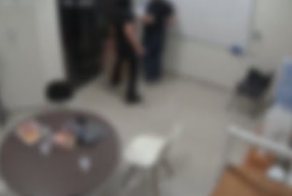 Adolescente de 14 anos ataca professor com golpes de faca durante aula em Manaus