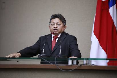 Sin�sio Campos responde a cr�ticas e defende avalia��o do conjunto de seu mandato