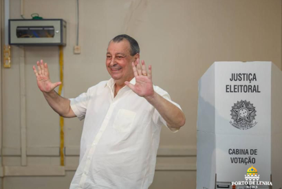 Senador Omar vota e recebe carinho de moradores da Aparecida 