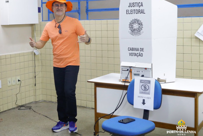 Prefeito David Almeida vota em escola na zona Sul e destaca normalidade nas eleies