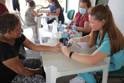 Bairro Praa 14 recebe atendimento da unidade mvel nibus do Idoso