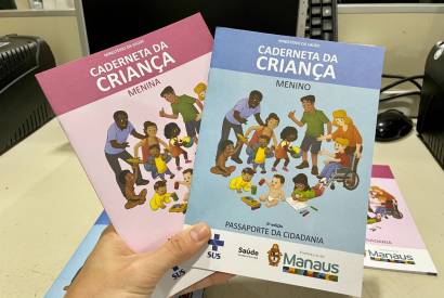 Exemplares reduzidos da Caderneta da Criana so entregues em Manaus   