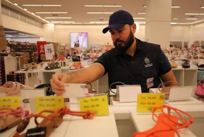 Procon faz fiscalizao das promoes da Black Friday em Manaus