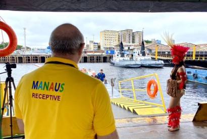 Navio de luxo Seabourn Quest atraca no porto de Manaus com mais de 600 turistas
