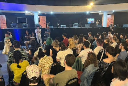 Djuena Tikuna apresenta sua msica e saberes a universitrios norte-americanos