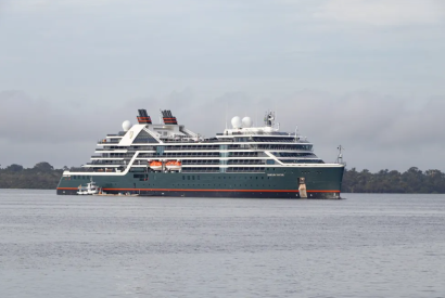 Navio ultraluxuoso chega a Manaus com mais de 300 turistas