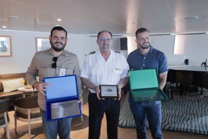 Prefeitura entrega placa de boas-vindas ao cruzeiro M/S Silver Shadow, ltimo navio desta temporada