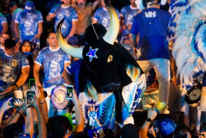 Nao azul e branca declara amor ao Caprichoso no Bar do Boi desta sexta, em Manaus