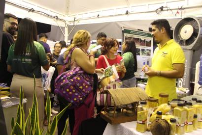 Novos sabores de farinha e um repelente  base de leo da seringueira so apresentados na ao 'Fapeam na Feira'
