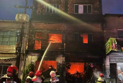 Corpo de Bombeiros combate incndio de grande proporo em edificao de quatro andares no bairro Nova Cidade
