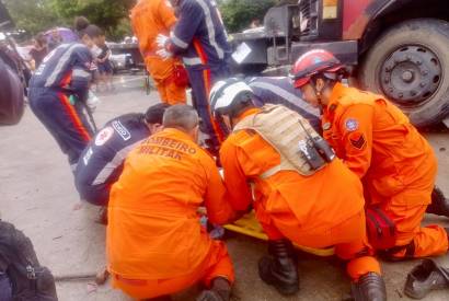 Com trabalho tcnico minucioso, bombeiros resgatam homem preso embaixo da roda de caamba
