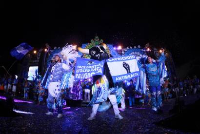 Torcida azulada lota o Sambdromo no lanamento do lbum 'Cultura - O Triunfo do Povo'