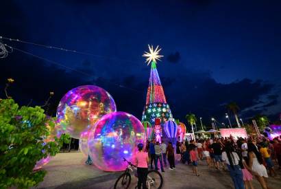 rvore de Natal de 30 metros  inaugurada na Ponta Negra com atraes instagramveis