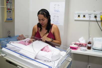Gmeas siamesas nascidas na maternidade Ana Braga passaro por cirurgia em hospital de referncia